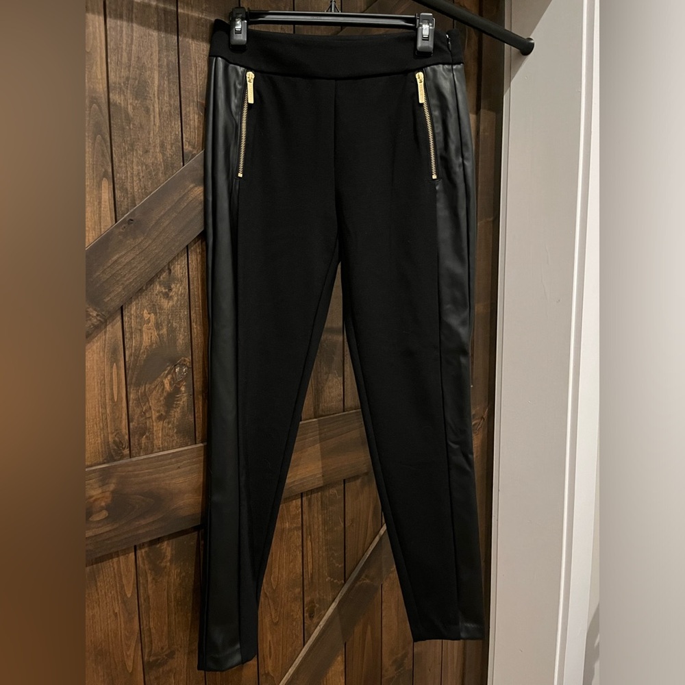 Super fun Michael Kors faux leather skinny pants w/gold zipper. Size S. Fits 4-6